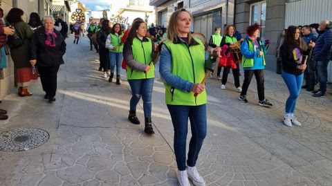 Viana acoge la mayor mascarada de la pennsula Ibrica.El folin vians de Cabo da Vila en el desfile.