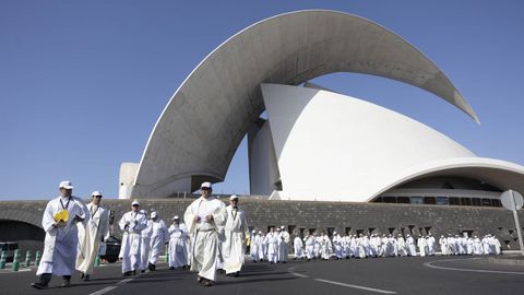 Numerosos sacerdotes salen de la sacrist�a instalada en el Auditorio Ad�n Mart�n de Santa Cruz de Tenerife.