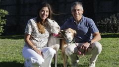 Alba y Rubén, junto a sus perras Isil y Lyon, se conocieron en un club de triatlón. 