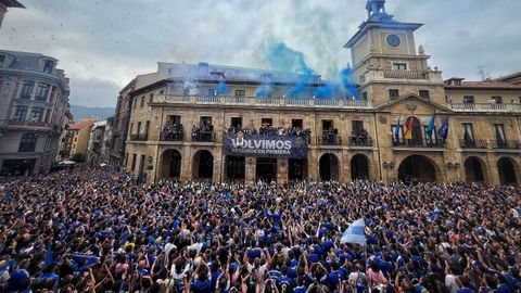 Cientos de personas durante la celebraci�n del ascenso a Primera Divisi�n del Real Oviedo