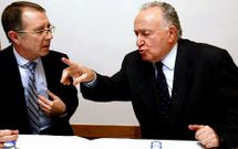 <span lang= gl >Os candidatos debaten para La Voz</span>. Os dous candidatos a presidir a Real Academia Galega, Manuel González e Xesús Alonso Montero, reuníronse onte no Hotel San Francisco de Santiago para debater as súas propostas e programas para dirixir a RAG.