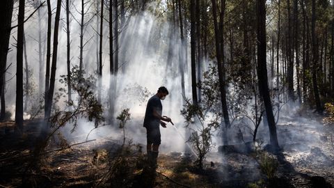 Un vecino de Claouey, ayudando este martes en la extinci�n del fuego.