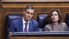 El presidente del Gobierno, Pedro S�nchez, y la vicepresidenta primera y ministra de Hacienda, Mar�a Jes�s Montero.