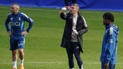 El tcnico del Real Oviedo, Luis Carrin, da instrucciones a sus jugadores durante un entrenamiento