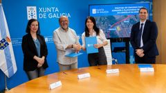 El alcalde de A Merca, Jos� Manuel Garrido (2� izd.) y la conselleira Mar�a Mart�nez Allegue (3�) tras la firma del convenio.