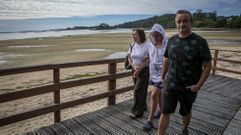 Enzo, un ni�o de Boiro con autismo severo, y sus padres.Enzo, un ni�o de Boiro con autismo severo, y sus padres