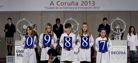 Los niños lucieron batas blancas en homenaje a la ciencia y a los científicos.
