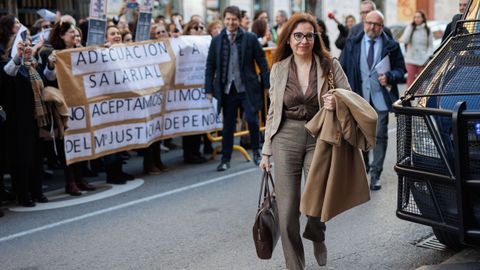 Los representantes de los letrados judiciales llegando al Ministerio de Justicia entre el apoyo de sus compaeros.