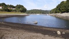 El embalse de Eiras. La reserva que suministra a Vigo enfrenta al alcalde de la ciudad, Abel Caballero, con la Xunta. El regidor pide reducir el caudal ecolgico porque queda agua para 100 das y la situacin es peor que en el 2017, mientras que la conselleira ngeles Vzquez afirma que est al 53 % de capacidad y que con el consumo actual hay suficiente reserva aunque no llueva hasta enero.