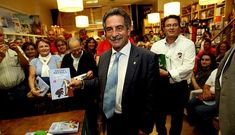 Miguel �ngel Revilla, durante la presentaci�n de su obra hace meses en una librer�a de Pontevedra.