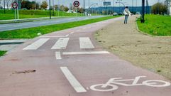 Carril bici en el flamante bulevar de As Pas.