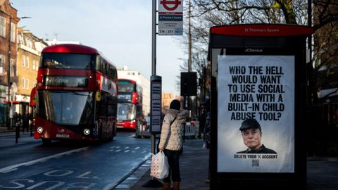 Parada de autob�s en Londres que muestra un mensaje contra la sexualizaci�n de los ni�os en Grok, la IA generativa de X, propiedad de Elon Musk