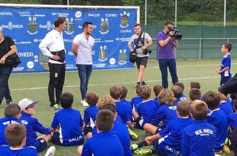 Joselu en su visita al Campus del Real Oviedo
