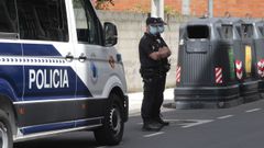 Agentes de la unidad de la Polic�a Nacional adscrita a la Xunta vigilan el portal del edificio confinado en Monforte