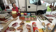 Una vendedora, en el mercado de Vimianzo. Los productos suizos est�n en el centro. 