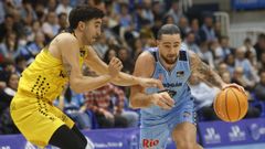 Francis Alonso trata de salvar la defensa del jugador del Tenerife Jaime Fern�ndez