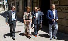 Los alcaldes de Padr�n, Rois y Dodro, acompa�aron ayer en la localidad rosaliana a la conselleira.
