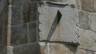 Reloj solar situado en una de las fachadas de la iglesia parroquial de Loureda, en Arteixo.