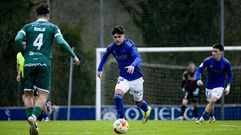 Pelayo Garc�a conduce el bal�n durante el Vetusta-Coruxo