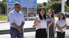 La conselleira, durante su visita a Carballo