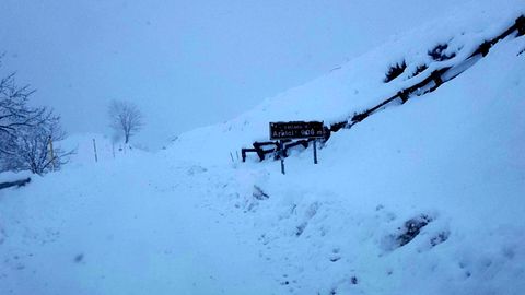 El cartel indicador de la Coll� de Arnicio, casi sepultado por la nieve
