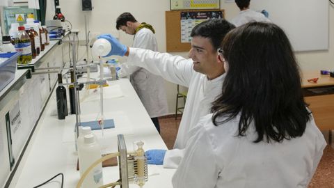 Alumnos en una clase del ciclo formativo de Aceites de Oliva e Viños del IES O Ribeiro