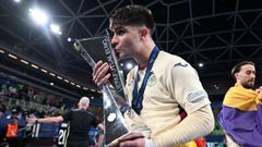 Novoa besando el trofeo de campe�n de Europa. 