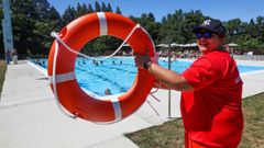 En la foto, una de las socorristas de la piscina de O Couto en la primera jornada de funcionamiento. Carlos carballeira