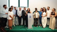 Alcaldes del �rea, el subdelegado del Gobierno y concejales acompa�aron a los hosteleros que inauguraron ayer la rehabilitaci�n del mercado de Betanzos.