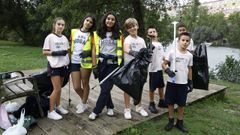 Estudiantes del colegio Divina Pastora posan durante la recogida de desperdicios.