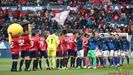 Jugadores de Osasuna y Oviedo al inicio