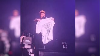 Dani Mart�n, en el momento que cogi� y ense�� la camiseta de Noelia Casta�o, un gesto con el que quiere conseguir llevar a sus empleados de viaje a Senegal