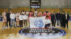 Los integrantes del colectivo Tourette Galicia, acompa�ado por jugadores, t�cnicos y directivos del COB