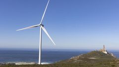 Vistas al faro Vil�n desde un parque e�lico en Camari�as