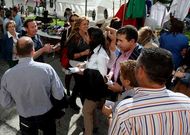ENCUENTRO EN EL FEIR�N DE SANTA IC�A. Los mercadillos se convirtieron en el principal punto de reparto de pasquines durante este fin de semana. Si el s�bado fue el de Caranza, ayer le toc� el turno al feir�n de Santa Ic�a, donde se dieron cita varios partidos pol�ticos. Incluso algunos candidatos como la socialista Sestayo o el popular Tellado se cruzaron, como se puede ver en la foto.