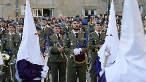 La unidad Galicia VII de la Brilat escolta la procesin por las calles de Lugo