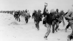 Marroques portando libros del Corn durante la Marcha Verde sobre el Shara el 6 de noviembre de 1975.