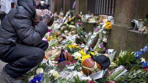 Flores y velas como homenaje a las v�ctimas de los atentados en Copenhague. 