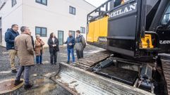 La delegada de la Xunta en A Coru�a, Bel�n do Campo, durante su visita a la empresa forestal Meil�n e Guerra en Frades