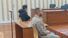 Los dos acusados de dar una paliza a otros dos j�venes en el centro de Vigo en enero del 2022, durante el juicio 