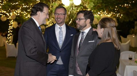 Rajoy y su mujer, hablando con los novios