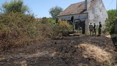 Terreno afectado por el incendio que se declar&oacute; este lunes en una parcela en la avenida da Coru&ntilde;a, en Ribeira