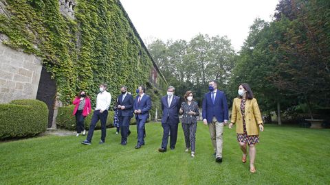 PRIMER PASEO INSTITUCIONAL. De izquierda a derecha, el alcalde de Sada, Benito Portela; el delegado del Gobierno en Galicia, José Miñones; el presidente de la Diputación de A Coruña, Valentín González Formoso; el secretario de Estado de Memoria Democrática, Fernando Martínez; la vicepresidenta Carmen Calvo; el conselleiro de Cultura, Román Rodríguez, y la alcaldesa de A Coruña, Inés Rey.