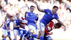 Javi Munoz Victor Diaz Granada Real Oviedo Los Carmenes.Javi Mu�oz salta por un bal�n con V�ctor D�az