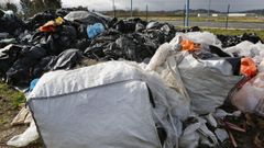 Pl�sticos agr�colas depositados en el pol�gono industrial del municipio de A Laracha