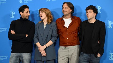 Los actores Adrien Brody y Odessa Young, el director John Trengove y el actor Jesse Eisenberg, en la presentación del filme «Manodrome».