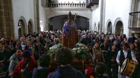 El santo, en el momento de la salida de la procesi�n y con la iglesia de San Vicente a oscuras 