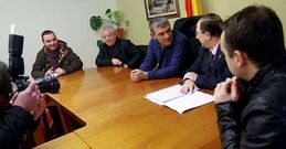 Representantes de los dos grupos de gobierno, con los alcaldes al frente, en la reuni�n de ayer.