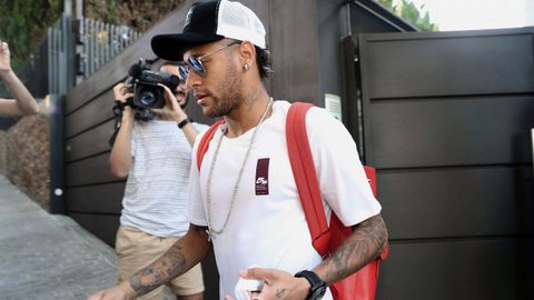 Neymar abandona su domicilio rumbo al aeropuerto El Prat para trasladarse a Par�s