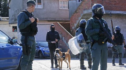 Operativo antidroga de la Guardia Civil en el poblado de O Vao